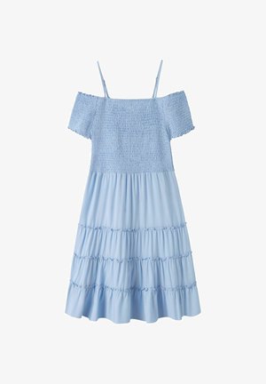 Vestido azul claro con hombros descubiertos, tirantes finos, corpiño fruncido, mangas cortas y falda con volantes en capas.