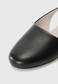 Zwarte nepleren schoen met een ronde neus, een gladde textuur en een lage snit bij de enkel. De binnenvoering is licht van kleur.