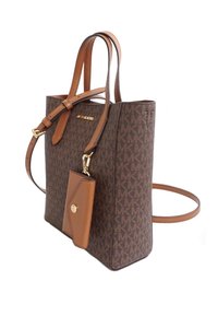 Borsa a spalla monogramma marrone con dettagli in pelle beige, doppi manici, pochette removibile, forma rettangolare e accessori in metallo dorato.