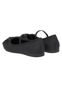 Čierne balerínky s hladkým matným povrchom, zaoblenou špičkou a dekoratívnou mašľou. Súčasťou sú tenké remienky a pružná gumová podrážka.