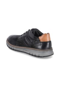 Scarpa in pelle nera con un accento in pelle marrone nel tallone, dotata di una suola in gomma grigia e dettagli di cucitura. Design leggero e informale.