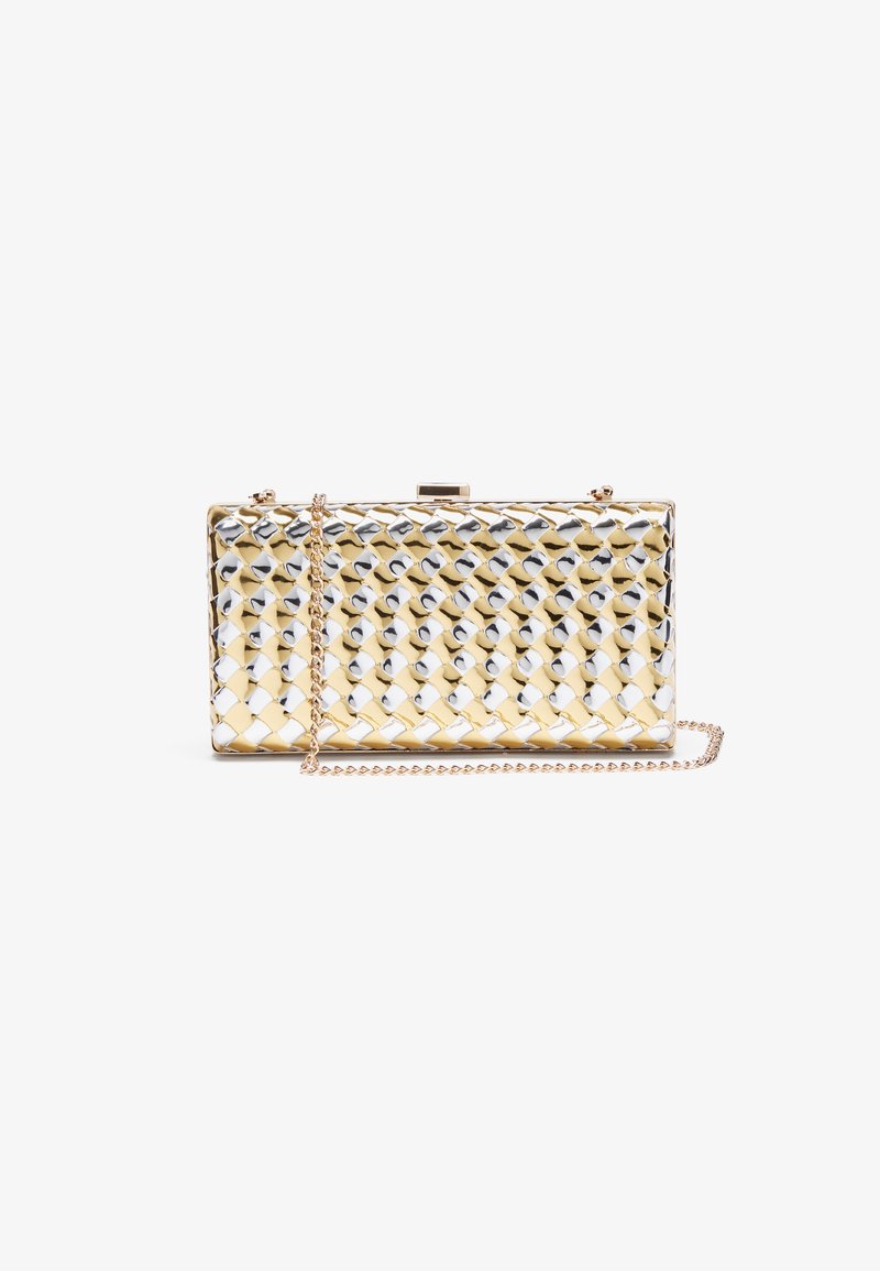 Clutch retangular dourado metálico com textura trançada, apresentando uma alça de corrente e fecho de clasp. A superfície reflete a luz, criando brilho.