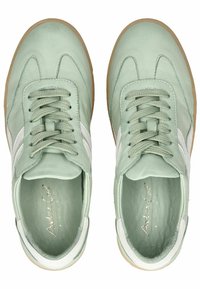 Sneakers in pelle verde menta con accenti bianchi, design con lacci, punta arrotondata e suola in gomma testurizzata. L'interno presenta un marchio in rilievo.