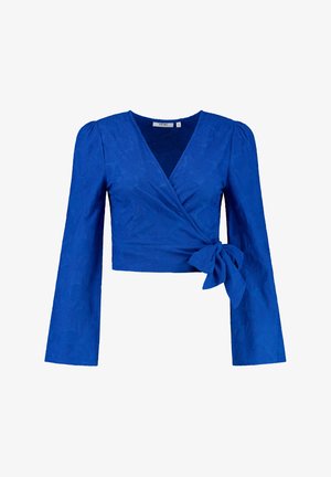 Plava bluzica sa cvjetnim uzorkom, dugim rukavima i vezanjem u struku. Ima duboki V-izrez i strukturirani kroj.