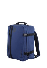 Mochila azul hecha de tela resistente, con un cierre frontal, hebillas laterales, un asa superior y correas de malla para mayor comodidad.
