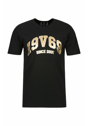 Schwarzes Baumwoll-T-Shirt mit einem goldenen Grafikdruck, der "19V69" und "SINCE 2001" in einem fetten, gebogenen Design zeigt. Kurze Ärmel, Rundhals.