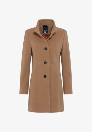 Damenmantel in Kamelbraun, knieumspielend, mit hohem Kragen, drei schwarzen Knöpfen und sichtbarem orangefarbenem Innenfutter.