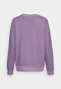 Sweat-shirt violet uni à manches longues et col rond, avec poignets et ourlet côtelés, vu de dos sur fond blanc.