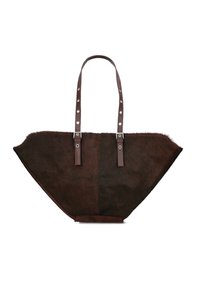Sac fourre-tout en cuir marron avec une forme triangulaire large et distinctive, présentant une texture en fourrure, des doubles poignées et des accessoires en métal argenté.
