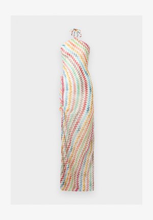 Duga halter haljina s uzorkom duge u cikcak uzorku i naborima sa strane na bijeloj pozadini.