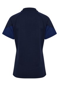 Mörkblå pikétröja med korta raglanärmar, texturerat tyg och klassisk krage. Har kontrasterande mörkare blå accenter på axlarna.