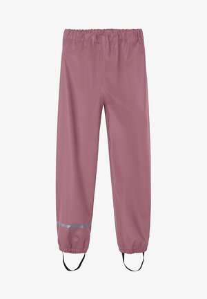 Pantalones de lluvia impermeables en color rosa con cintura elástica, tira reflectante y tirantes ajustables en negro a los tobillos. Textura suave.