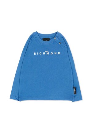 Blauw shirt met lange mouwen en witte "JOHN RICHMOND" tekst gecentreerd op de borst en kleine zwarte merklabels bij de halslijn en zijkantzoom.