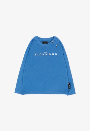 Blauw shirt met lange mouwen en witte "JOHN RICHMOND" tekst gecentreerd op de borst en kleine zwarte merklabels bij de halslijn en zijkantzoom.