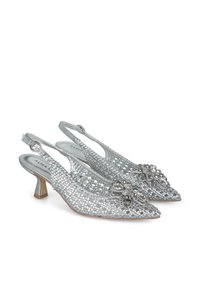 Décolleté slingback argentato con punta affusolata, design intrecciato intricato e una decorazione floreale, dotati di un piccolo tacco a blocco.