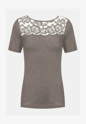 Top a maniche corte color taupe con un corpo testurizzato e pannello in pizzo floreale sulle spalle, caratterizzato da un colletto rotondo.
