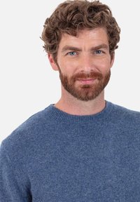 Pull en maille bleu chiné avec un col rond et des poignets côtelés. Texture douce et épaisseur moyenne adaptée aux temps frais.