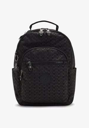 Sac à dos en tissu noir avec un motif géométrique, compartiment principal zippé, poche frontale et une poignée en haut. Éléments en métal argenté.