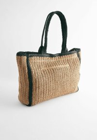 Geweven draagtas van natuurlijke vezels, met een getextureerd tan lichaam en contrasterende zwarte rand, voorzien van twee stevige handvatten voor het dragen.