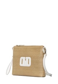 Sac à main en paille tissée dorée, avec une plaque logo blanche, fermeture éclair et bandoulière amovible. Surface texturée avec une forme rectangulaire.