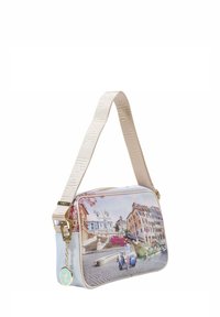Borsa a mano rettangolare con una stampa fotografica di una scena di strada. Base azzurro chiaro con una tracolla beige con un motivo geometrico.