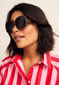 Next Lunettes de soleil - maroon red