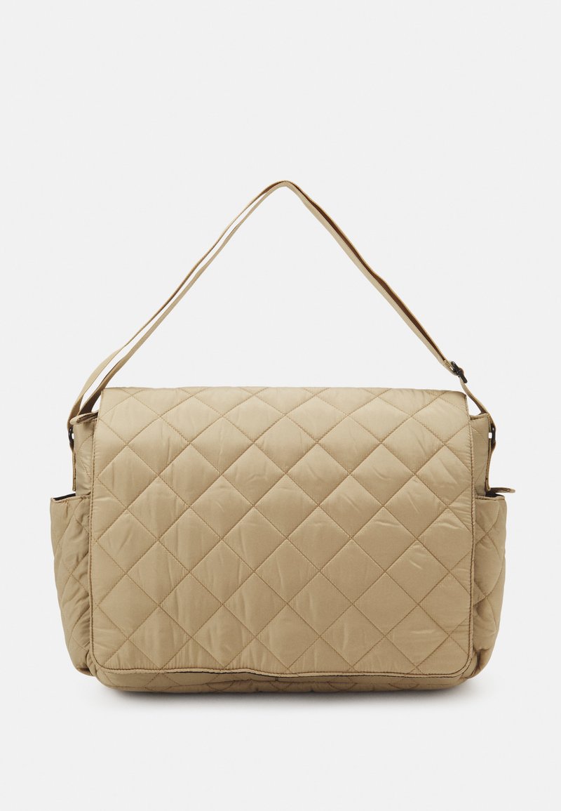 Beige, gequilted schoudertas met een vlakke, rechthoekige vorm, enkele verstelbare schouderriem en ritssluiting. Bevat zijvakken voor extra opbergruimte.