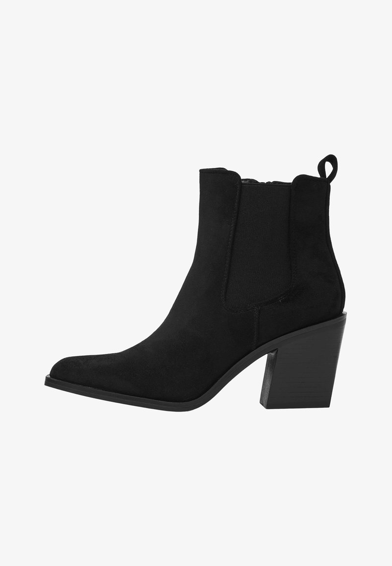 Stivali alla caviglia in suede nero con tacco spesso, dotati di pannelli laterali elastici, punta appuntita e una linguetta per una facile calzata.