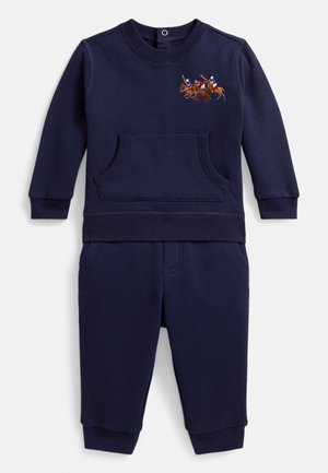Granatowy zestaw dla malucha, bluza i spodnie, z przednią kieszenią i wyszywanymi graczami polo na lewej piersi bluzy.