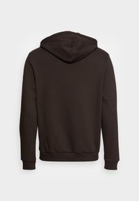 Sweat à capuche marron avec poignets et ourlet côtelés, fabriqué à partir d'un mélange de coton doux. Présente un design simple et épuré au dos.