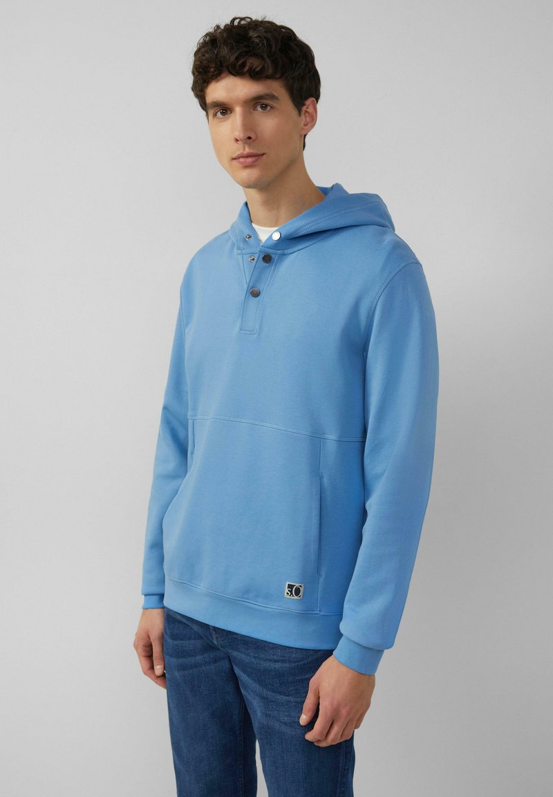 Lichtblauwe hoodie van een katoenmix. Bevat een voorzak, een drie-knopen halslijn en ribgebreide boorden. Tag met logo aan de zoom.