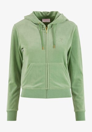 Žalias velūro džemperis su užtrauktuku priekyje, reguliuojama gobtuvu ir auksinėmis detalėmis. Turi dvi šonines kišenes ir išsiuvinėtą logotipą ant krūtinės.