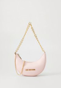 Mala de couro rosa em forma de crescente, com alça de corrente dourada e logótipo dourado estampado na frente. Textura suave.