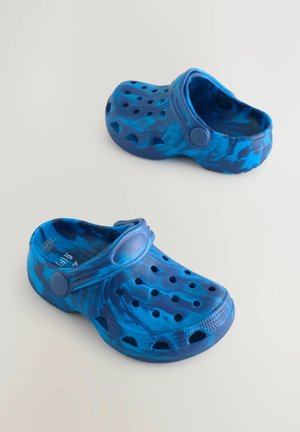 Plave plastične klompe s mramornim uzorkom, s ventilacijskim otvorima, stražnjim remenom i glatkom teksturom. Lagani i ergonomski dizajn.