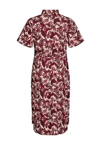 Vestido de manga corta con diseño de cuello, que presenta un patrón floral en rojo profundo y verde sobre un fondo claro. Longitud a media pantorrilla.