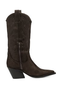 Bota de cowboy de ante marrón con punta afilada, costuras decorativas, cremallera lateral y tacón cuadrado.