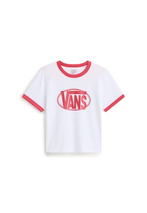 Weißes Baumwoll-T-Shirt mit rotem Kontrastbesatz, das ein großes, rotes Vans-Logo mittig auf der Vorderseite zeigt. Kurzärmlig mit Rundhalsausschnitt.