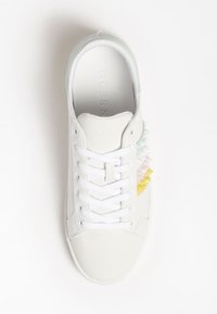 Sneaker bianco con design a lacci, realizzato in pelle liscia, con punte pastello a contrasto in blu, rosa e giallo sui lati. Include un marchio sottile.