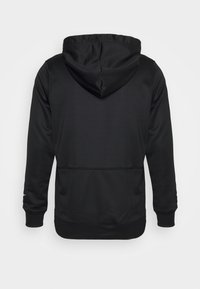Schwarzer Hoodie aus weichem, glattem Stoff mit einer Kängurutasche, gefütterter Kapuze und gerippten Bündchen. Besitzt minimale Nähte und ein schlankes Design.