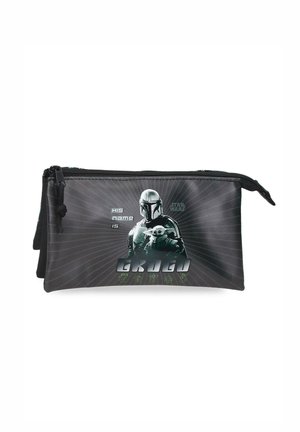 Bolsa negra con cremallera que muestra a un Mandaloriano sosteniendo a Grogu, con el texto "Su nombre es Grogu" y el logo de Star Wars sobre un fondo radiante.