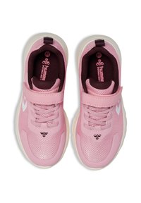 Różowe buty sportowe z siateczkową cholewką, wyściełanym kołnierzem i białą gumową podeszwą. Posiadają sznurowanie oraz regulowany pasek, a także teksturowane akcenty.