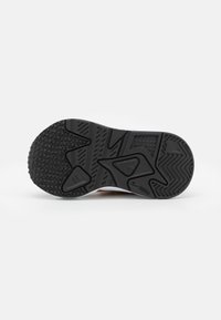 Puma BOHO GLEAM - Sneakers - black/almond blossom/intense red