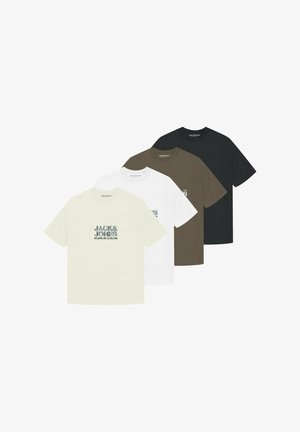 Vier kurzärmlige T-Shirts in hellgrün, weiß, oliv und schwarz. Jedes hat einen runden Ausschnitt und ein kleines Logodesign auf der Vorderseite.