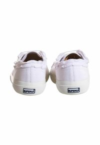 Scarpe da ginnastica bianche in tela con tessuto testurizzato, suole in gomma e un'etichetta con il marchio sul tallone. Presentano un design con lacci e bordi sfilacciati sul retro.