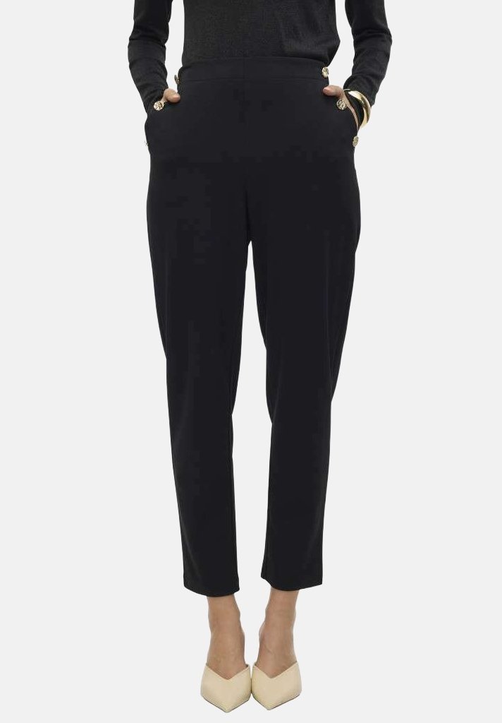 Pantalones negros de tiro alto con bolsillos laterales, que presentan botones de metal dorado y un diseño tapered. Textura de tela suave y longitud hasta el tobillo.