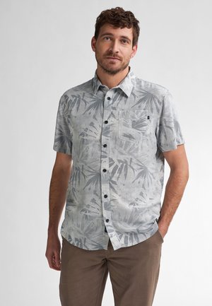 Chemise à manches courtes à boutons, gris clair avec un motif de feuilles de palmier sombre, dotée d'une poche poitrine et de boutons noirs pour la fermeture.