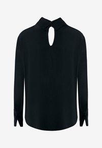 Blusa nera a maniche lunghe con colletto piccolo e dettaglio a bordeaux sul retro, realizzata in tessuto morbido con una texture liscia.