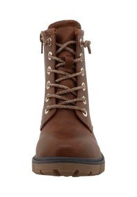 Bottino in pelle marrone con lacci e occhielli in metallo, dotato di lacci rotondi testurizzati. Presenta una suola robusta e punta rinforzata. Vista frontale.