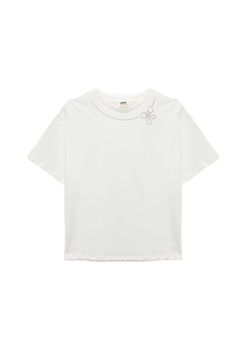 Weißes T-Shirt mit kurzen Ärmeln aus weichem Stoff, mit einem abgerundeten Ausschnitt verziert, der kleine gepunktete Dekorationen und ein Schleifenmotiv aufweist.