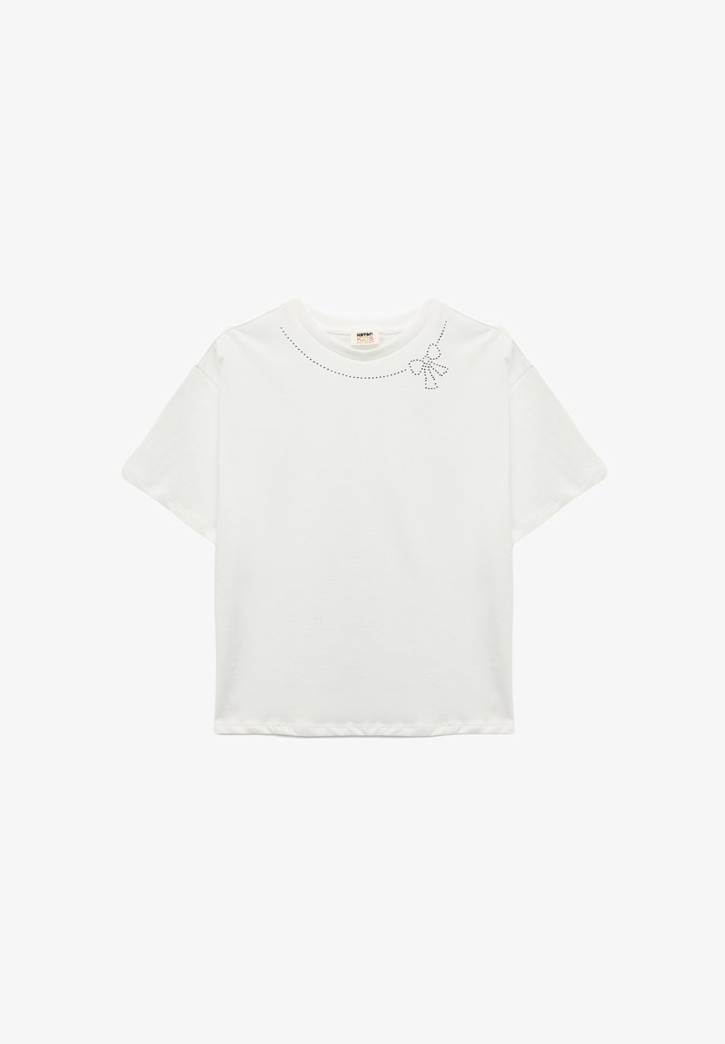 Weißes T-Shirt mit kurzen Ärmeln aus weichem Stoff, mit einem abgerundeten Ausschnitt verziert, der kleine gepunktete Dekorationen und ein Schleifenmotiv aufweist.